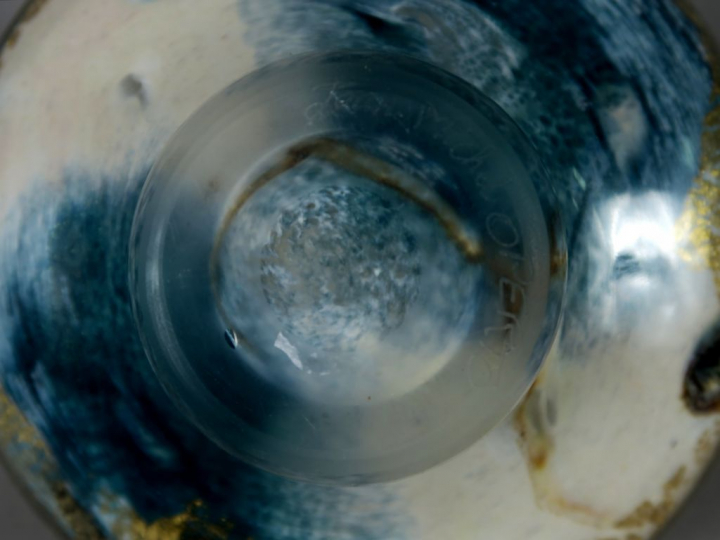 Jean-Michel OPERTO.  Flacon en verre, inclusions d'oxydes métalliques.