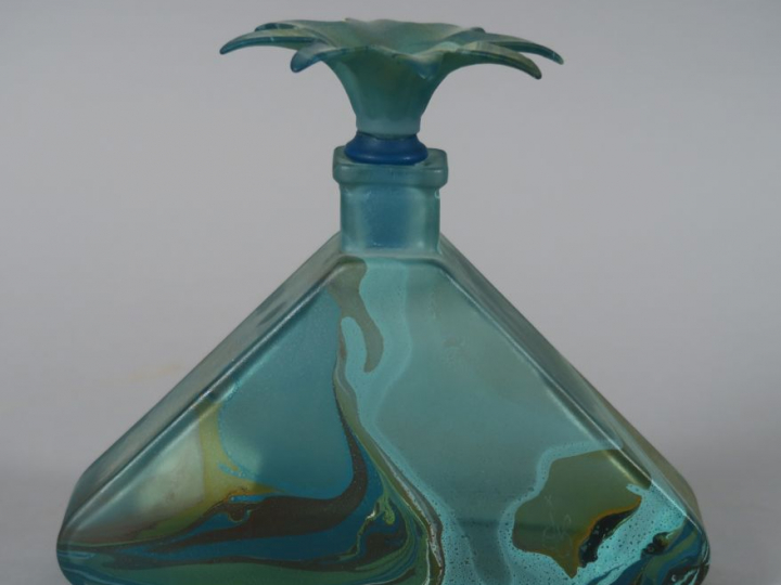 Jean-Noël BOUILLET.  Flacon de forme triangulaire en verre cristalisé.