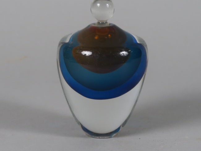 BEGOU.  Flacon en verre soufflé, inclusion de bulles d'air bleu et rou