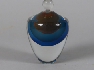 Vente aux enchères BEGOU.  Flacon en verre soufflé, inclusion de bulles d'air bleu et rou