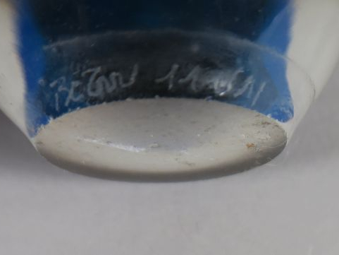 BEGOU.  Flacon en verre soufflé, inclusion de bulles d'air bleu et rou