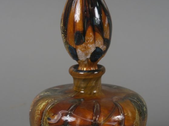 Raymond BRANLÉ.  Flacon et son bouchon en verre soufflé, à décor inter