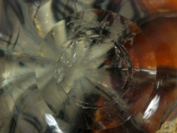 Raymond BRANLÉ.  Flacon et son bouchon en verre soufflé, à décor inter