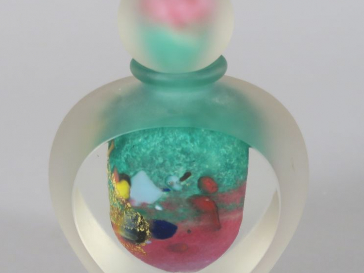 Quatre différents flacons en verre soufflé.  Signés.  H. 12,5 cm et 9,