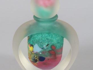 Vente aux enchères Quatre différents flacons en verre soufflé.  Signés.  H. 12,5 cm et 9,