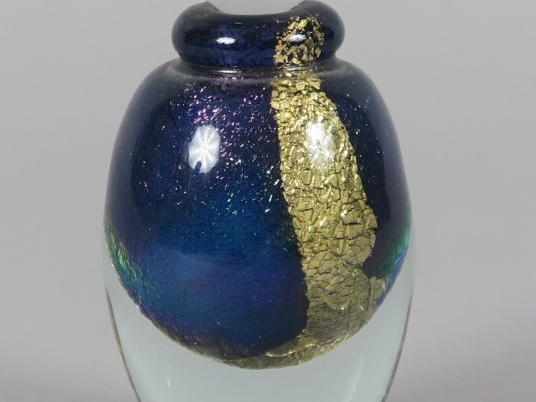 Quatre différents flacons en verre soufflé.  Signés.  H. 12,5 cm et 9,