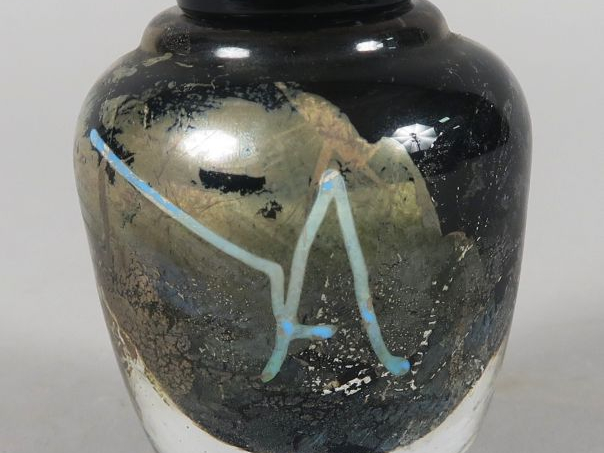 Quatre différents flacons en verre soufflé.  Signés.  H. 12,5 cm et 9,