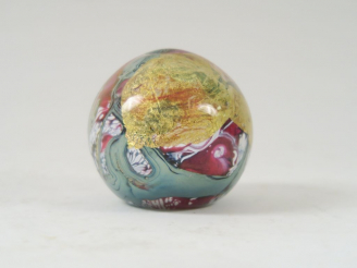 Vente aux enchères Raymond BRANLÉ.  Boule sulfure en verre soufflé, à décor intercalaire 