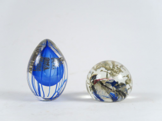 Vente aux enchères Deux différentes boules sulfures en verre soufflé.  Signées.  H. 11,5 
