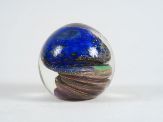 Vente aux enchères Jean-Claude NOVARO.  Boule sulfure en verre soufflé. Signée et datée 8