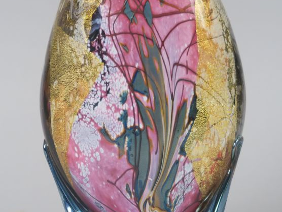 Raymond BRANLÉ.  Vase à panse aplatie en verre soufflé.  Signé. H. 25 