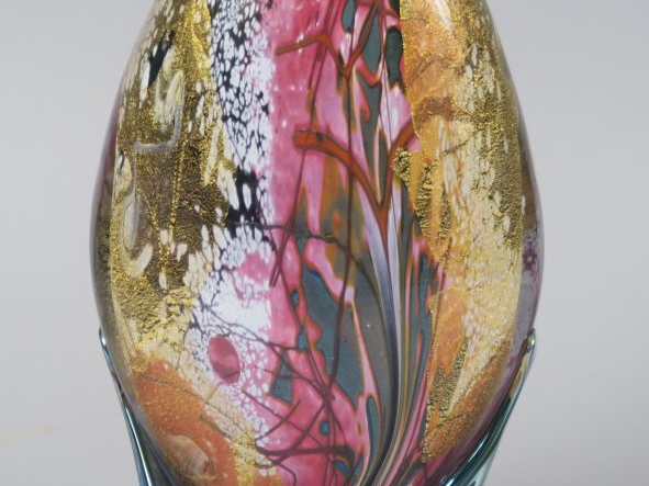 Raymond BRANLÉ.  Vase à panse aplatie en verre soufflé.  Signé. H. 25 