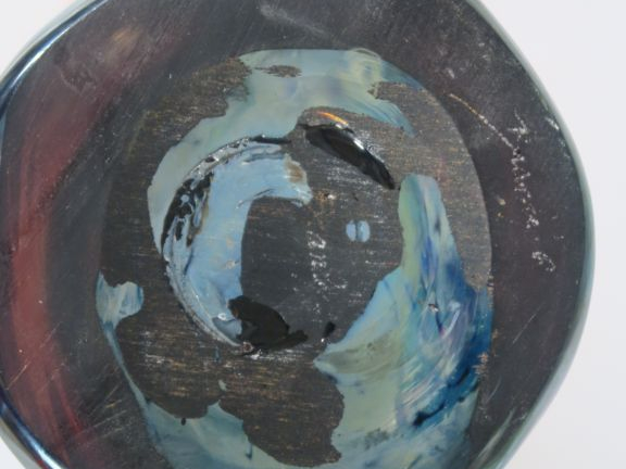 Raymond BRANLÉ.  Vase à panse aplatie en verre soufflé.  Signé. H. 25 