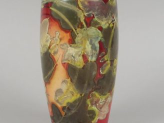 Vente aux enchères Vase en céramique, à décor de fleurs stylisées sur fond rouge rosé.  M