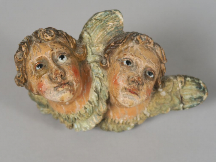 Sujet XVIIIème en bois sculpté et polychrome "Deux angelots". Les yeux