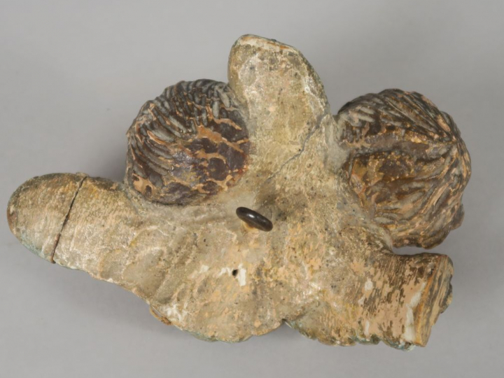 Sujet XVIIIème en bois sculpté et polychrome "Deux angelots". Les yeux