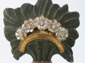 Vente aux enchères Paire de bois polychromes XIXème "Vases de fleurs".  H. 56,5 cm  (quel