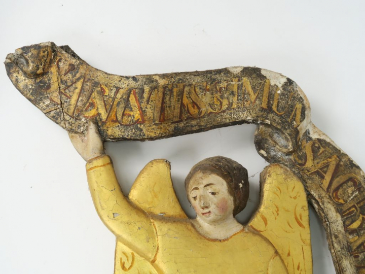 Paire d'anges XVIIIème en bois sculpté, polychrome et doré. H. 81 et 8