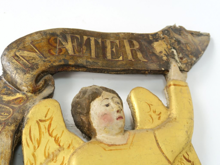 Paire d'anges XVIIIème en bois sculpté, polychrome et doré. H. 81 et 8