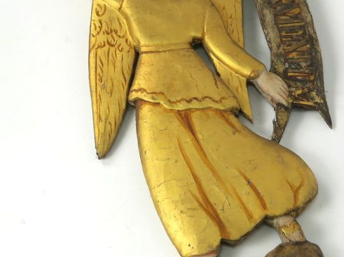 Paire d'anges XVIIIème en bois sculpté, polychrome et doré. H. 81 et 8