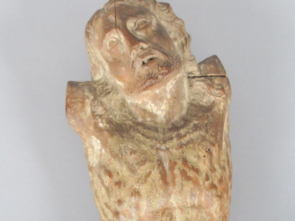 Vente aux enchères Christ début XVIIIème en bois sculpté.  H. 42 cm  (manques)