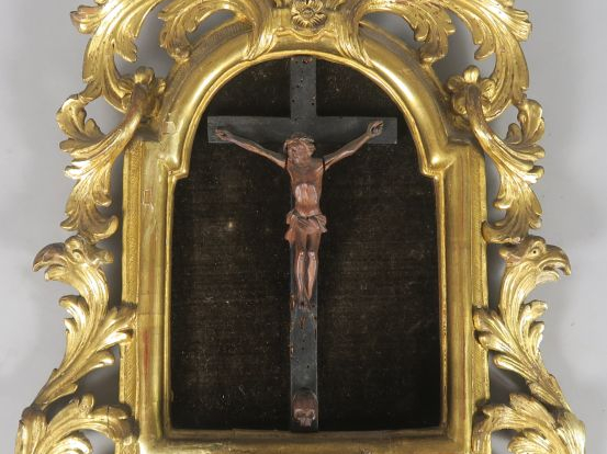 Bénitier XVIIIème en bois et stuc doré, à décor ajouré de rinceaux et 