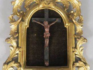 Vente aux enchères Bénitier XVIIIème en bois et stuc doré, à décor ajouré de rinceaux et 