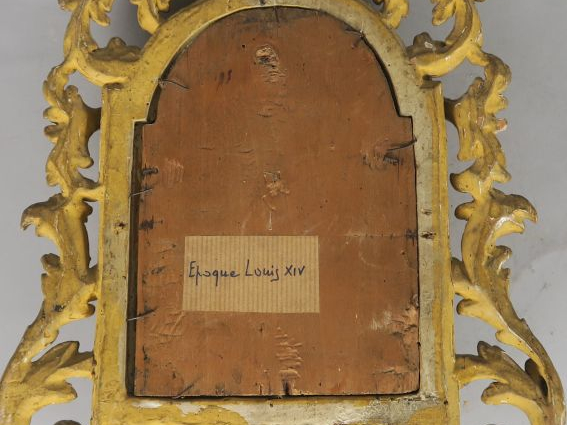 Bénitier XVIIIème en bois et stuc doré, à décor ajouré de rinceaux et 