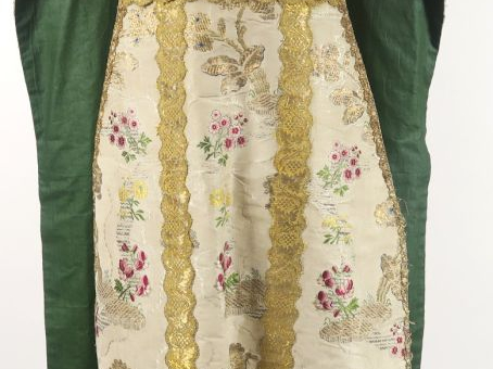 Somptueuse et très riche chasuble XVIIIème, fond crème en soie façonné