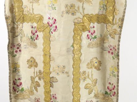 Somptueuse et très riche chasuble XVIIIème, fond crème en soie façonné