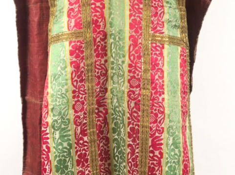 Somptueuse chasuble XVIIIème, probablement d'origine espagnole, en soi