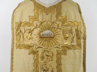 Vente aux enchères Chasuble fin XIXème - début Xxème. Fond drap d’or. Orfroi avant aux ar