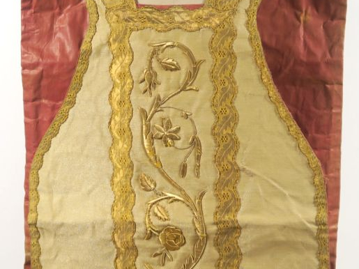 Chasuble fin XIXème - début Xxème. Fond drap d’or. Orfroi avant aux ar