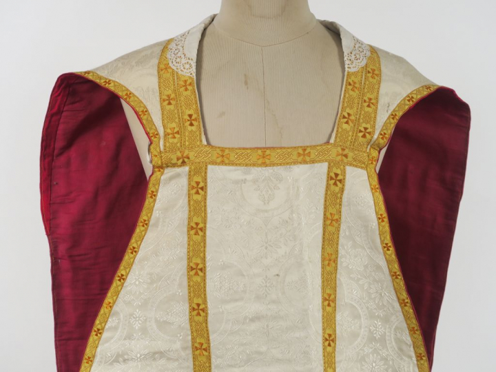 Chasuble début Xxème, fond satin façonné crème, à décor polylobé, orfr