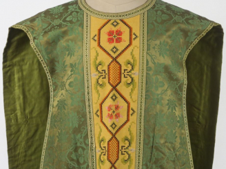 Vente aux enchères Chasuble XIX - XXème siècle, fond satin damassé vert, orfrois devant  