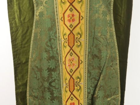 Chasuble XIX - XXème siècle, fond satin damassé vert, orfrois devant  