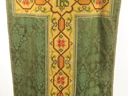 Chasuble XIX - XXème siècle, fond satin damassé vert, orfrois devant  