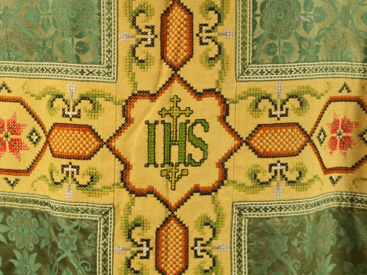 Chasuble XIX - XXème siècle, fond satin damassé vert, orfrois devant  