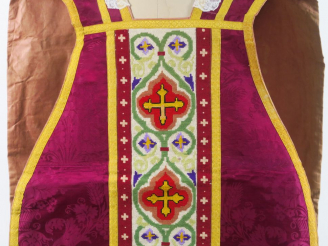 Vente aux enchères Chasuble fin XIXème - début Xxème. Fond damas violet, à décor néo-goth