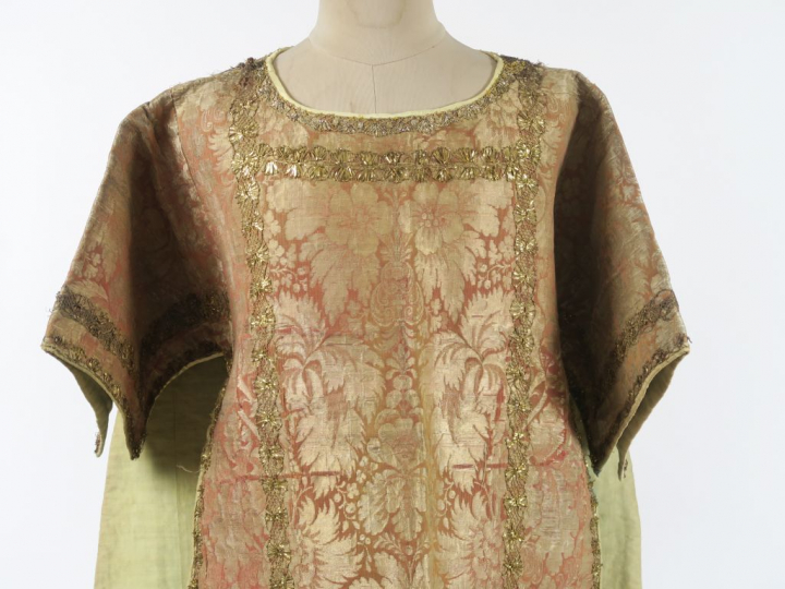 Somptueuse dalmatique Louis XV, étoffe façonnée, décor lancé aux fils 