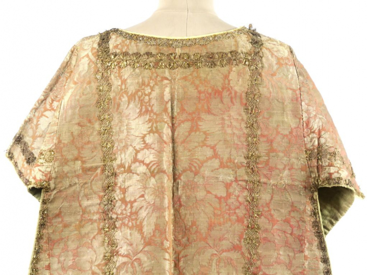 Somptueuse dalmatique Louis XV, étoffe façonnée, décor lancé aux fils 