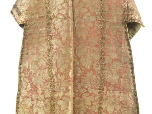 Somptueuse dalmatique Louis XV, étoffe façonnée, décor lancé aux fils 
