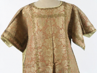 Vente aux enchères Somptueuse dalmatique Louis XV avec son manipule, étoffe façonnée,à dé