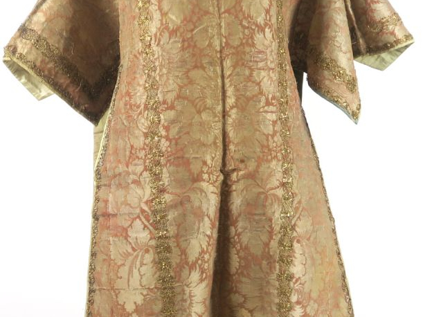 Somptueuse dalmatique Louis XV avec son manipule, étoffe façonnée,à dé