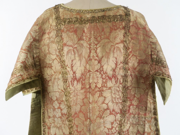 Somptueuse dalmatique Louis XV avec son manipule, étoffe façonnée,à dé