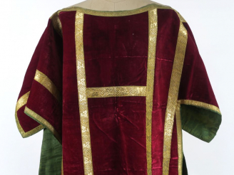 Vente aux enchères Très belle dalmatique  XVIIIème - XIXème en velours de soie rouge inca