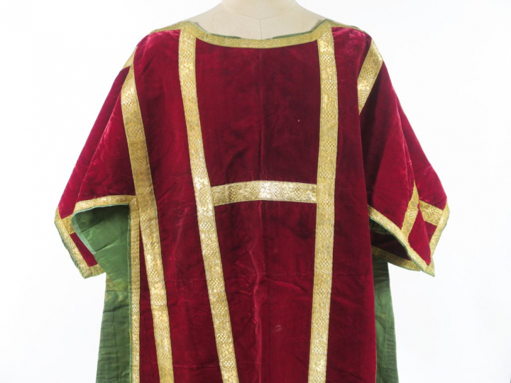 Très belle dalmatique  XVIIIème - XIXème en velours de soie rouge inca