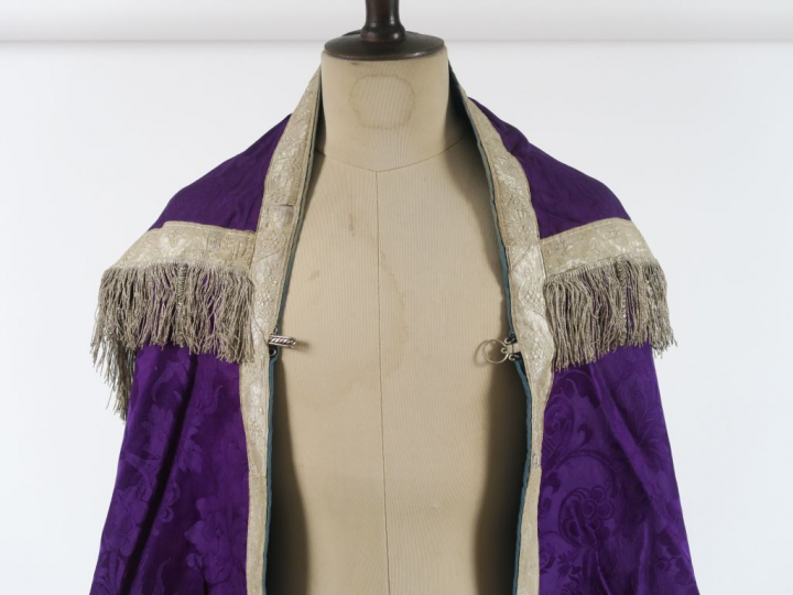 Très belle chape fin XIXème -  début Xxème. Etoffe façonnée damassée d