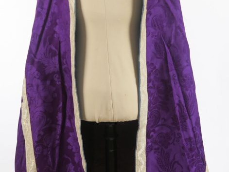 Très belle chape fin XIXème -  début Xxème. Etoffe façonnée damassée d