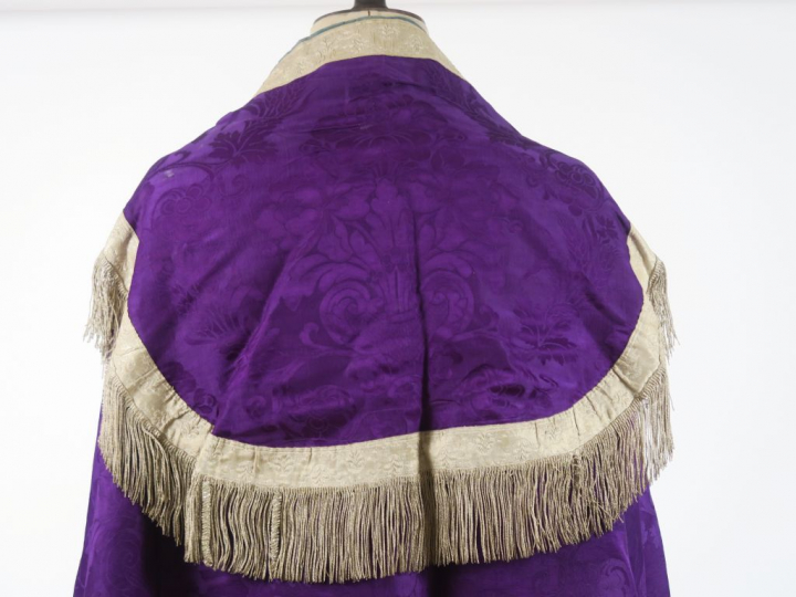 Très belle chape fin XIXème -  début Xxème. Etoffe façonnée damassée d